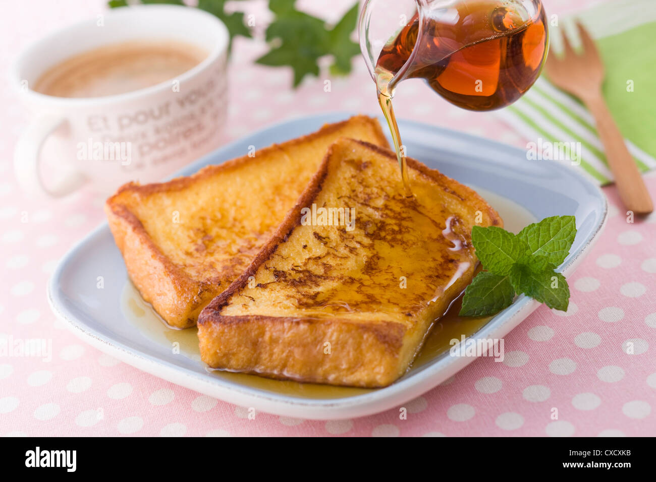 Versare lo sciroppo di acero su toast alla francese Foto Stock