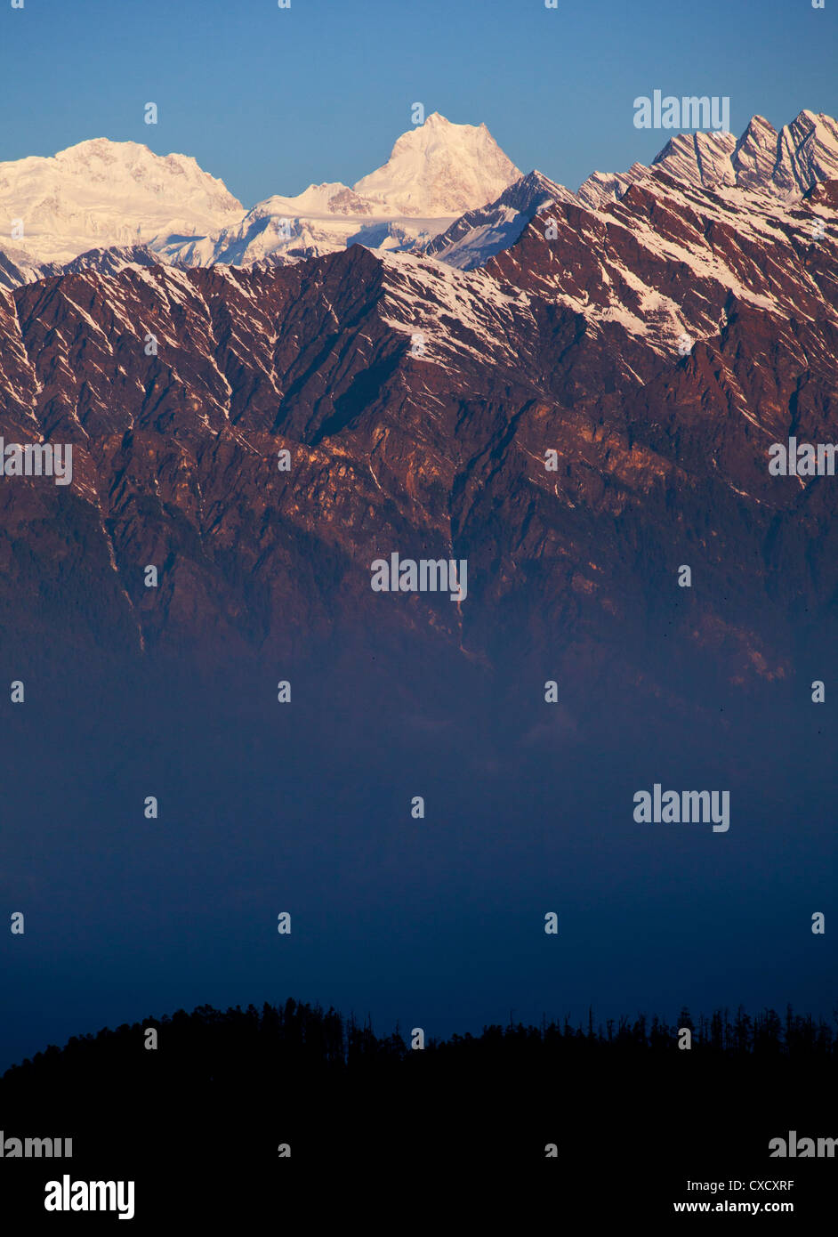 Splendida vista delle bellissime montagne innevate in Himalaya a sunrise, Nepal Foto Stock