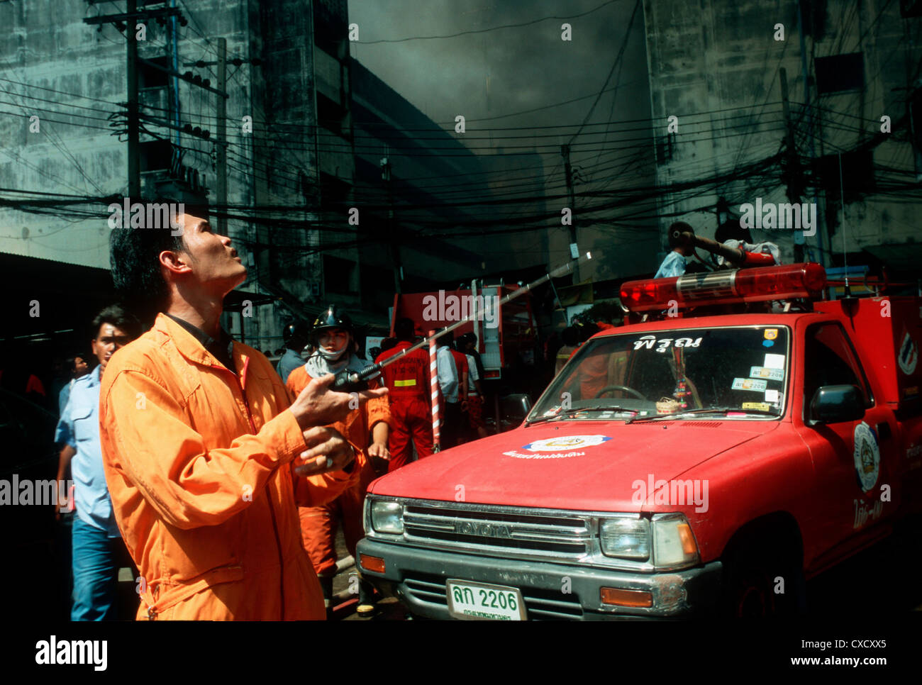Bangkok, coordinato di estinzione di incendi di lavoro su un grande incendio Foto Stock