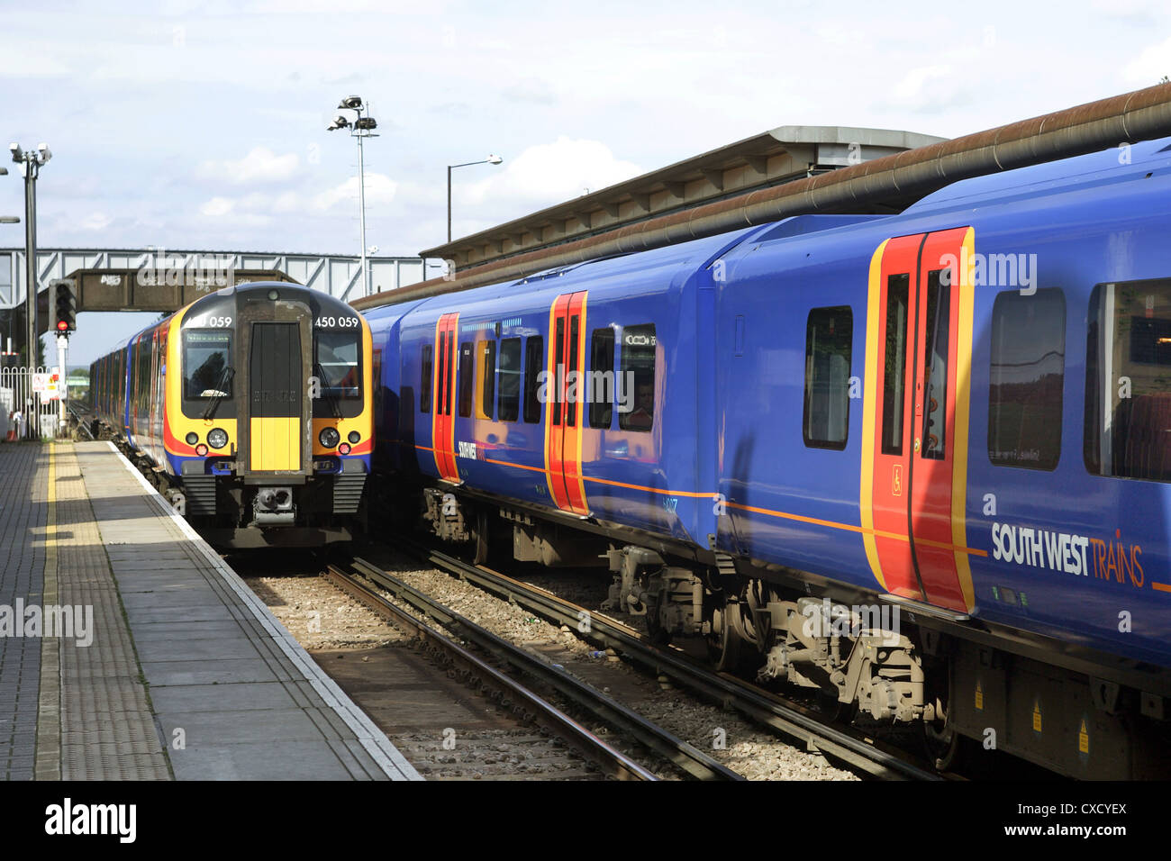 Londra, il sud ovest di treni è un treno sta lasciando una stazione Foto Stock