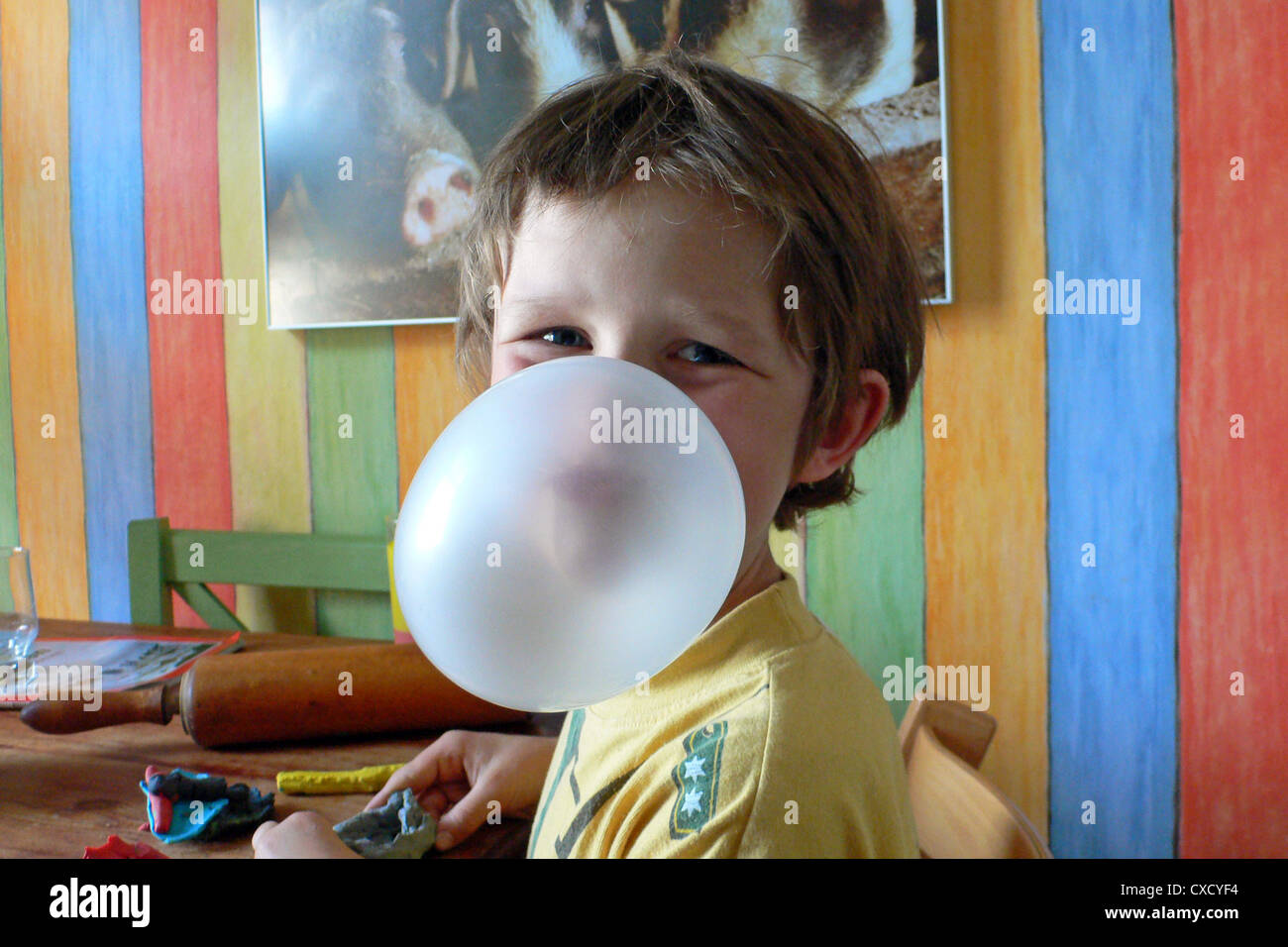 Berlino, un ragazzo fa una bolla Foto Stock