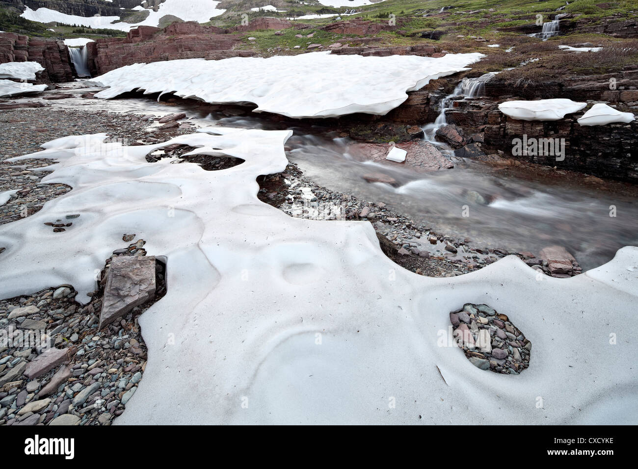 Flusso di alpini con neve Glacier National Park, Montana, Stati Uniti d'America, America del Nord Foto Stock