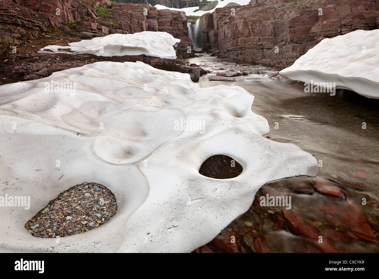 Flusso di alpini con neve Glacier National Park, Montana, Stati Uniti d'America, America del Nord Foto Stock