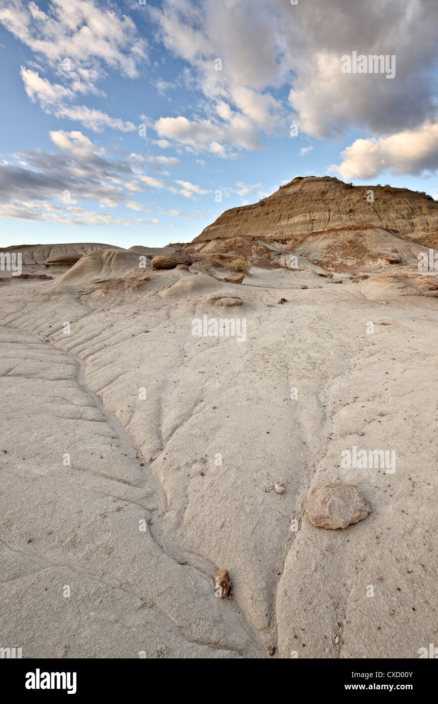 Badlands con nuvole, Parco Provinciale dei Dinosauri, Sito Patrimonio Mondiale dell'UNESCO, Alberta, Canada, America del Nord Foto Stock