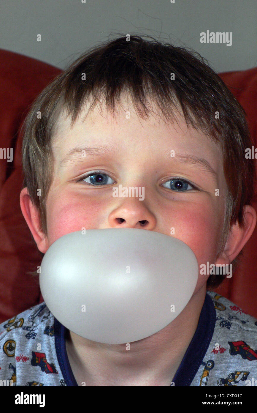 Berlino, un ragazzo fa una bolla Foto Stock
