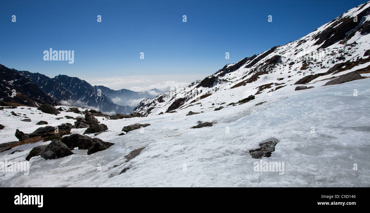 Flusso congelato a Gosaikunda, una alta altitudine stop per il trekking in Himalaya, Nepal Foto Stock