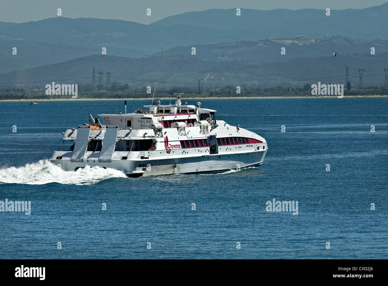 Traghetto Toremar sul Mediterraneo Oceano vicino Isola d'Elba, Toscana Italia Foto Stock