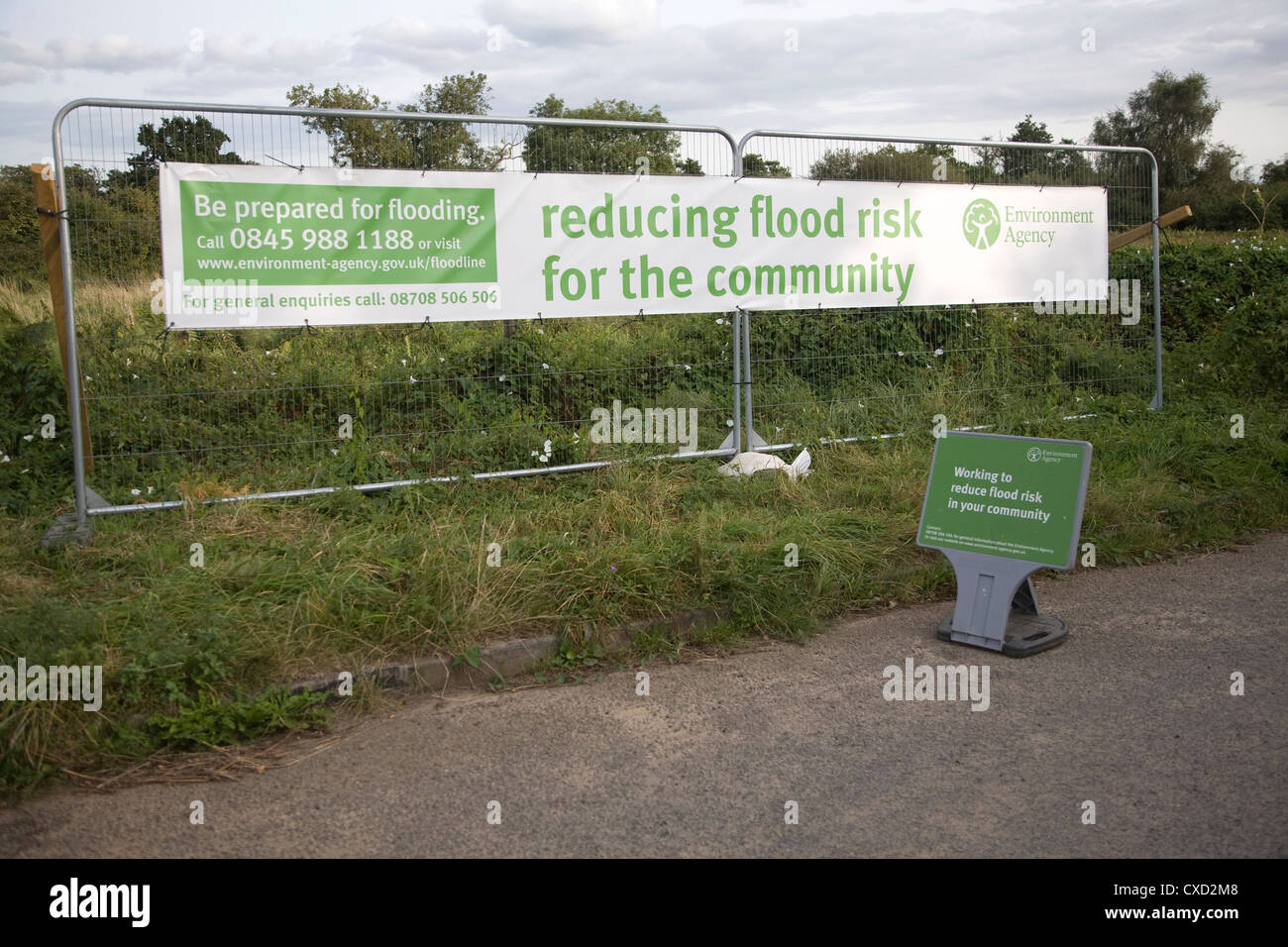 Agenzia per l'ambiente banner riducendo rischio di alluvione Chillesford Suffolk in Inghilterra Foto Stock