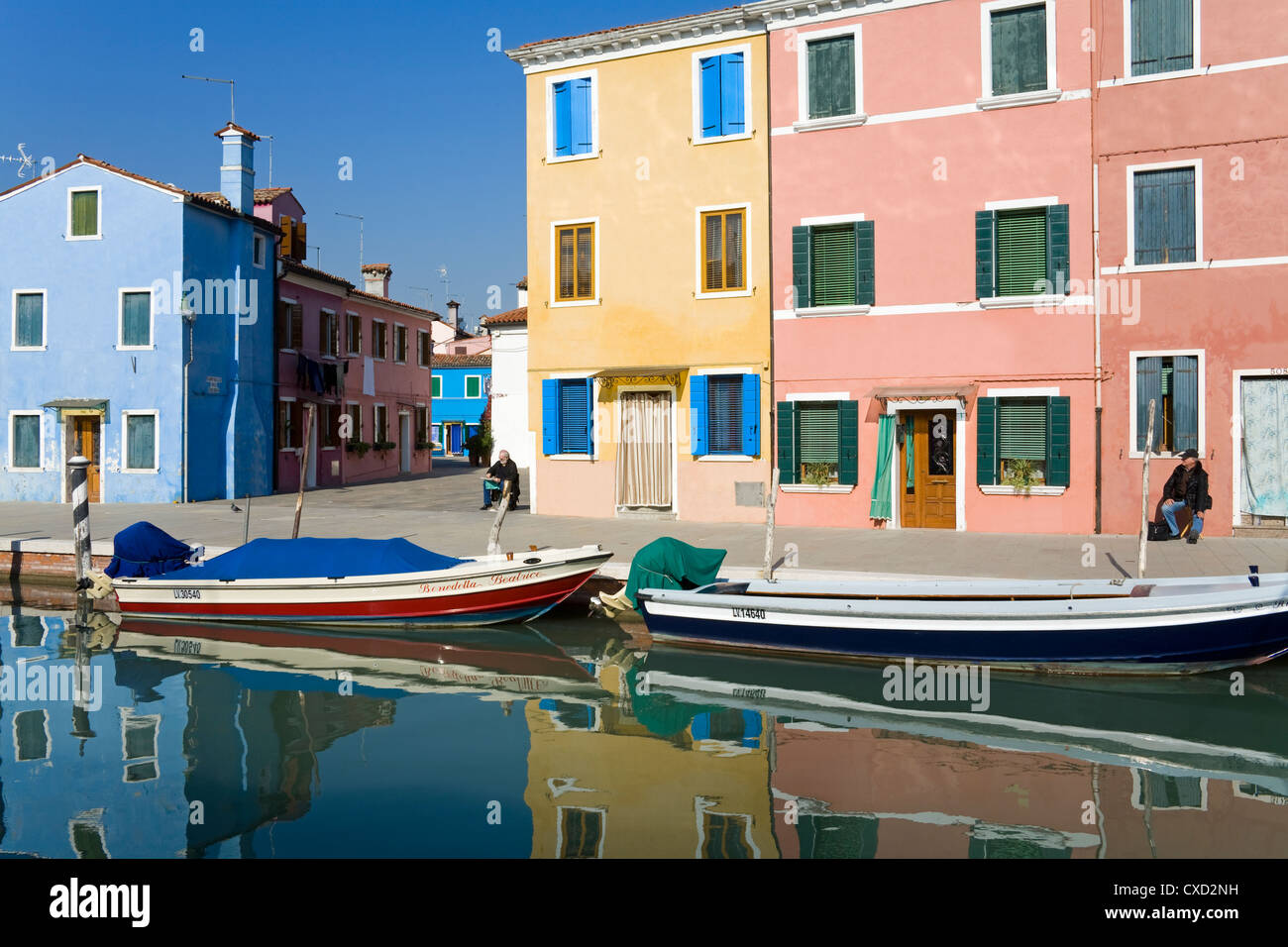Canal sull isola di Burano, Venezia, Veneto, Italia, Europa Foto Stock