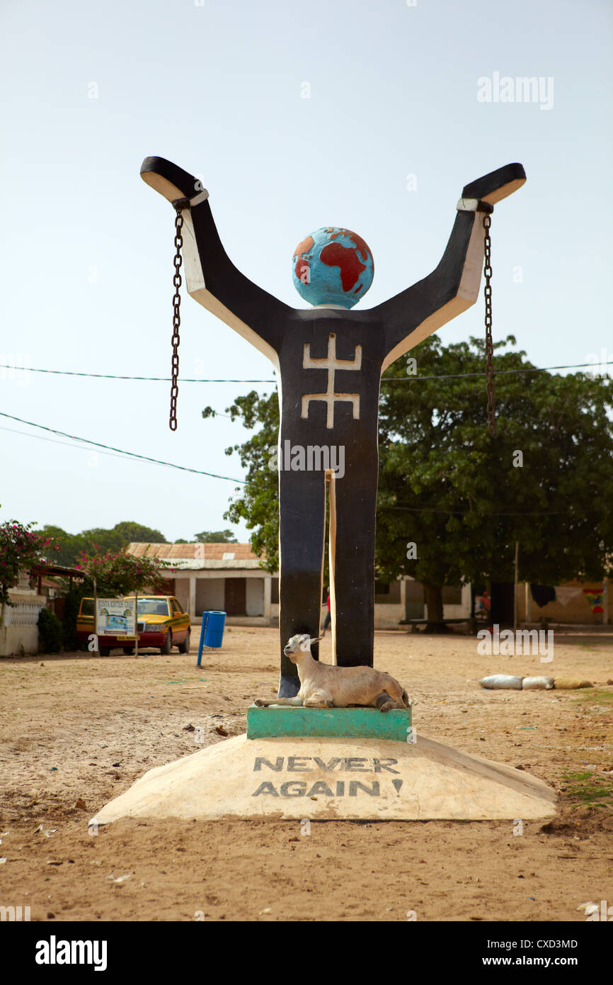Mai più schiavitù statua, Juffureh Village, Gambia, Africa occidentale Foto Stock