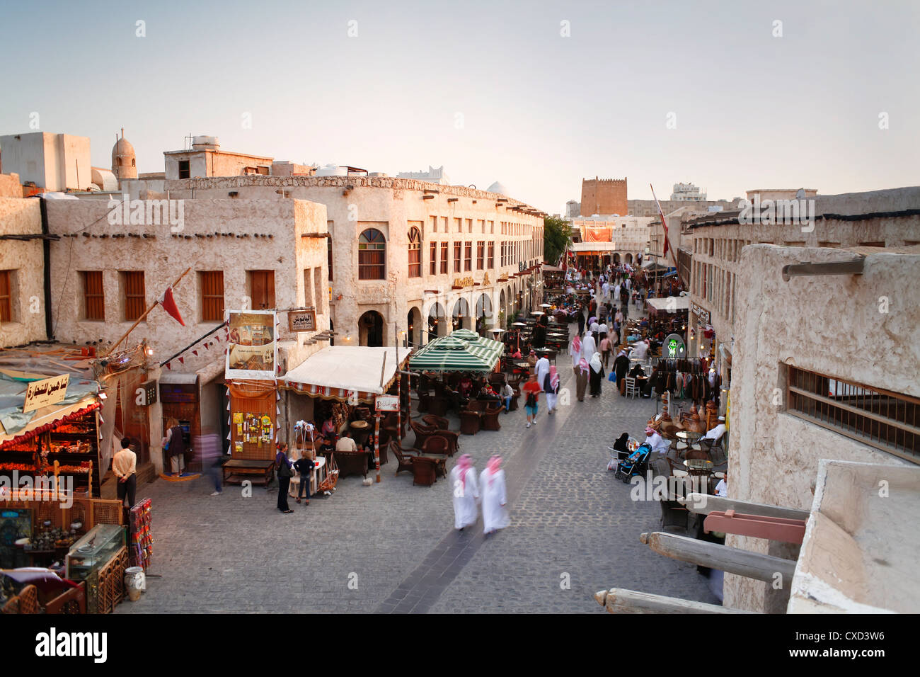 Il restaurato Souq Waqif con fango resi negozi e travi di legno a vista, Doha, Qatar, Medio Oriente Foto Stock