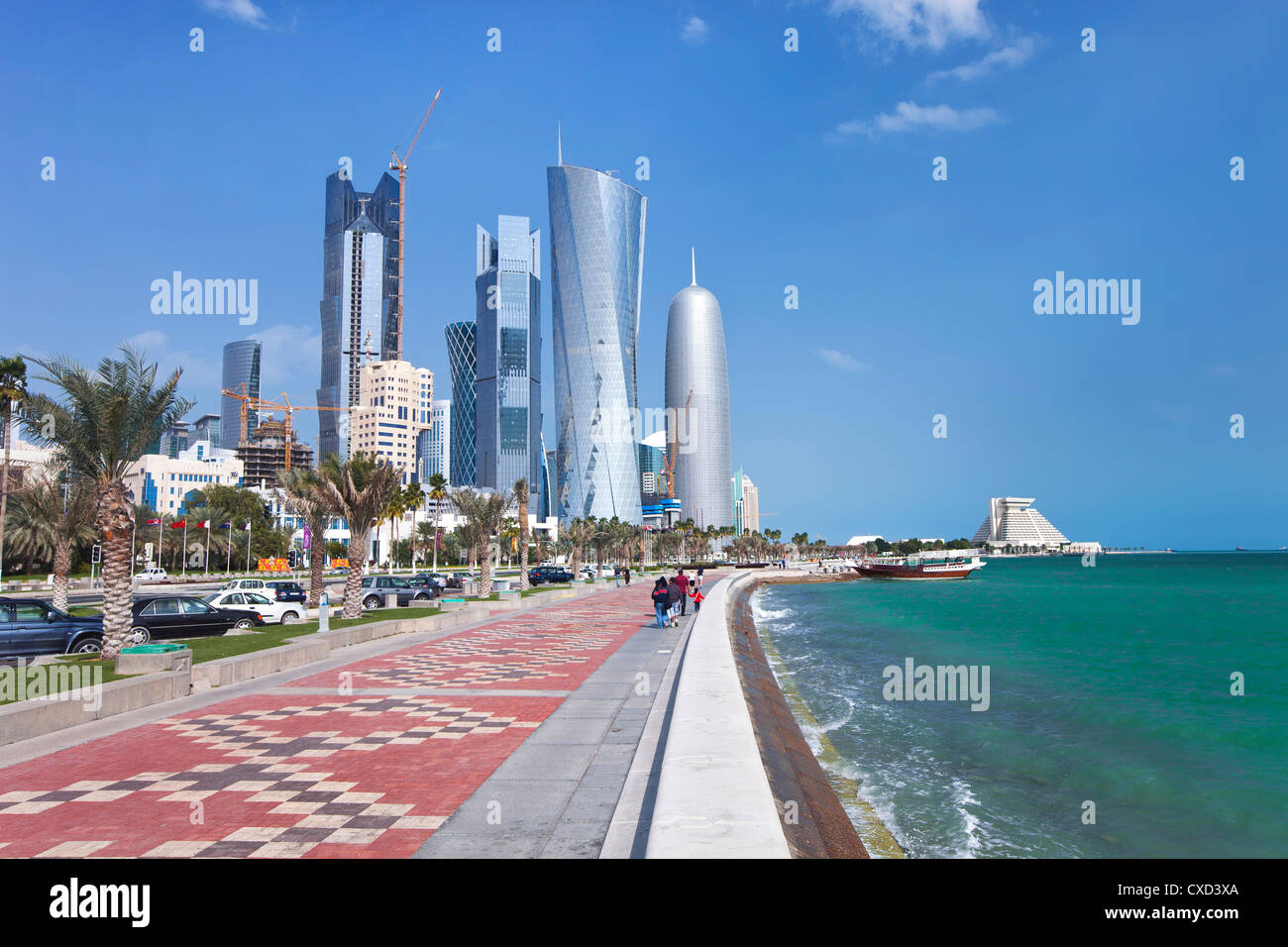 Vista lungo la Corniche verso il nuovo skyline di West Bay quartiere finanziario centrale, Doha, Qatar, Medio Oriente Foto Stock