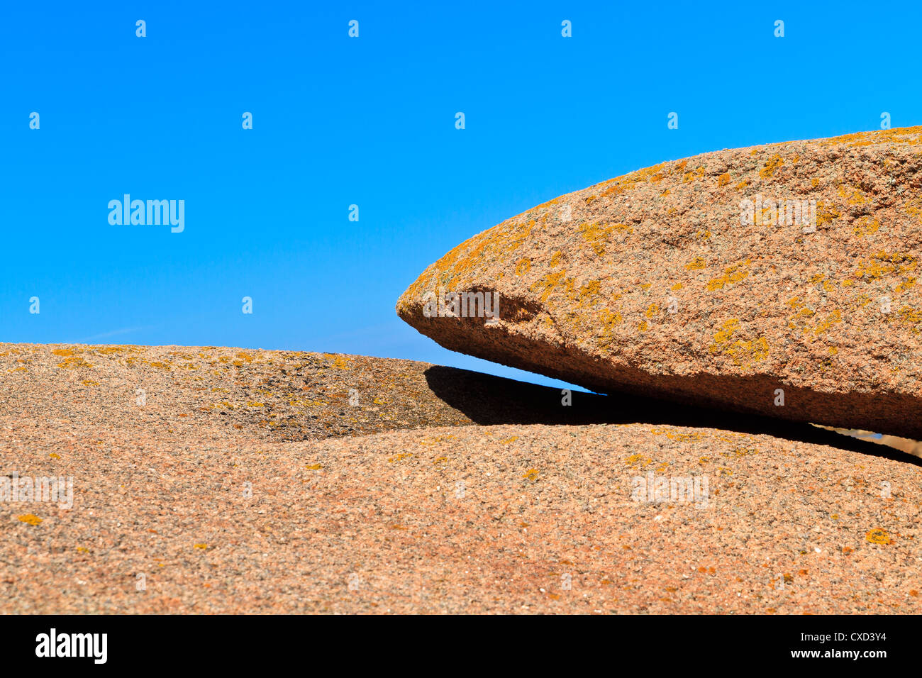 Enorme masso di granito sul cielo blu sullo sfondo Foto Stock