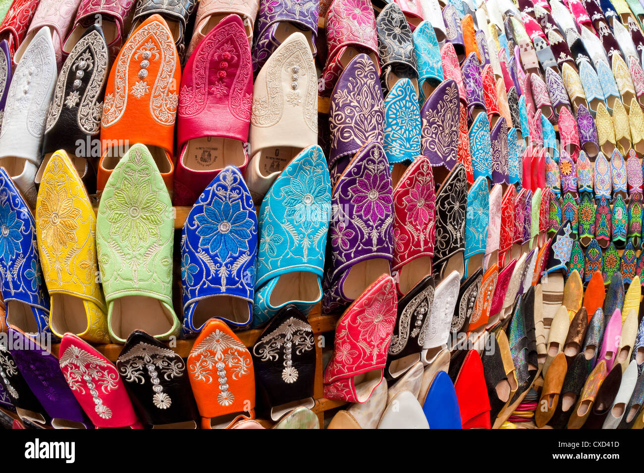 In morbida pelle pantofole marocchino nel Souk, Medina, Marrakech, Marocco, Africa Settentrionale, Africa Foto Stock