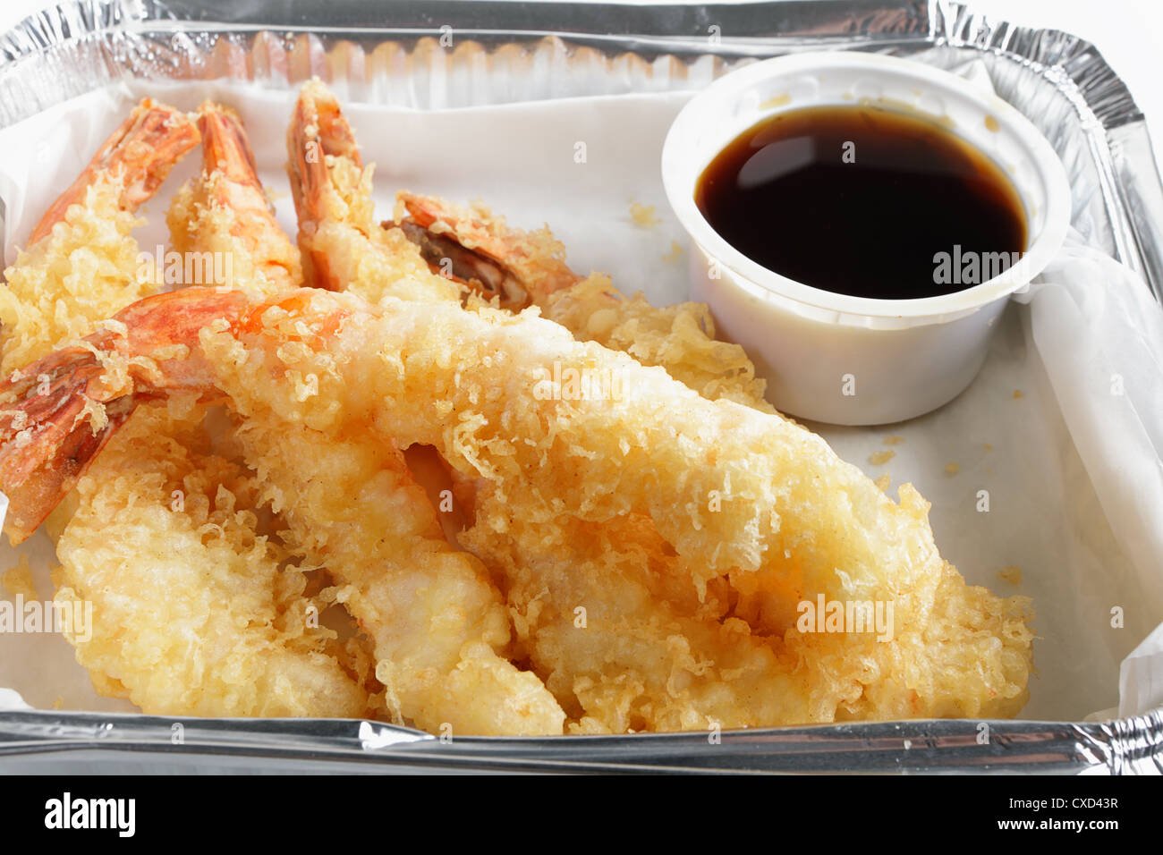 Un fast-food effettuare di tempura di gamberi, noto come tempura di gamberetti in noi, in un vassoio di alluminio con un una pentola di salsa di soia. Foto Stock