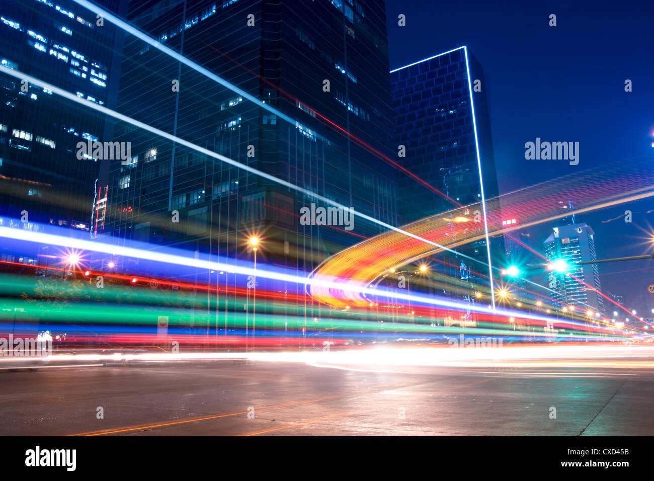 Percorsi di luce con colori sfumati su strada Foto Stock