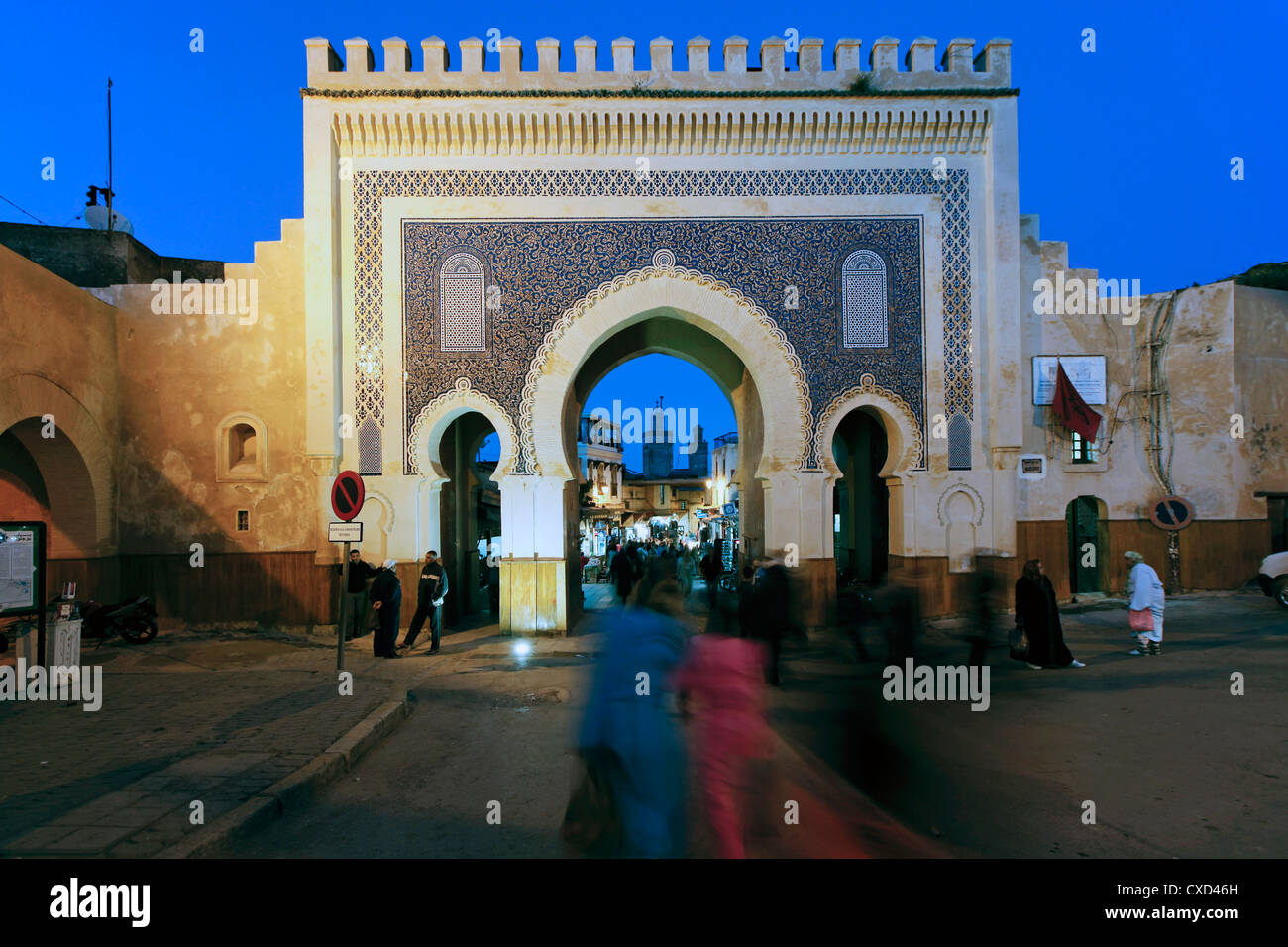 In piastrelle blu archway del Bab Bou Jeloud city gate per la medina di Fez, Medio Atlante in Marocco Foto Stock
