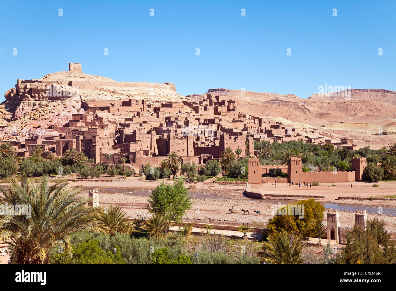 Città di Ait Benhaddou su un ex Caravan Route accanto al fiume di Ouarzazate, utilizzato spesso come una pellicola ubicazione, Marocco Foto Stock