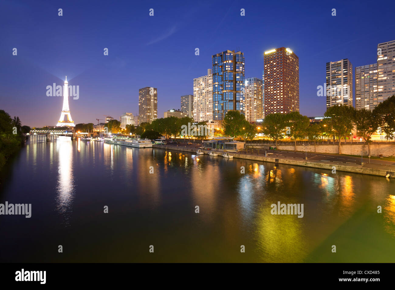 Vista notturna del Fiume Senna con edifici ad alta sulla riva sinistra e la Torre Eiffel, Parigi, Francia, Europa Foto Stock