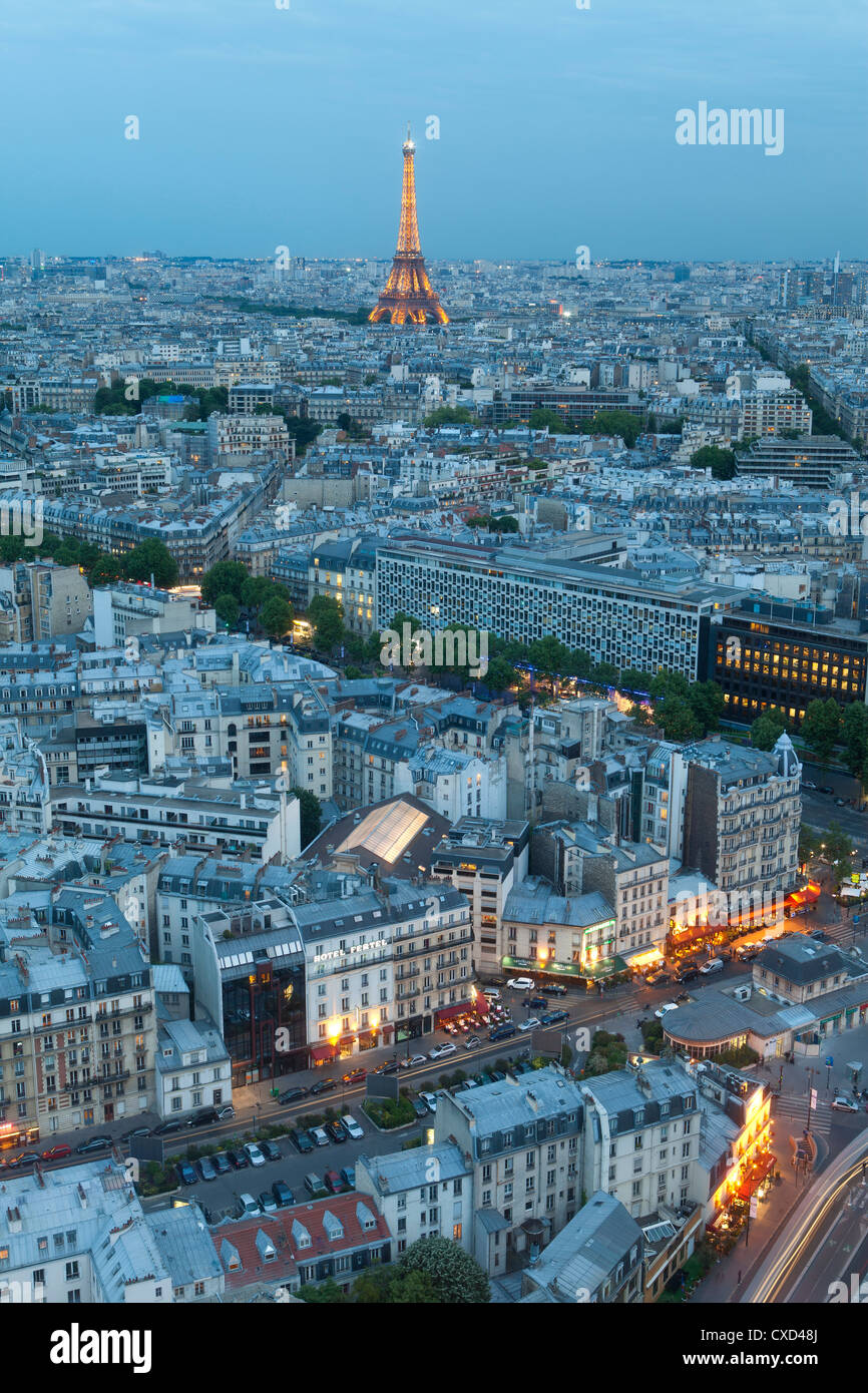 La città e la Torre Eiffel, vista sopra i tetti di Parigi, Francia, Europa Foto Stock