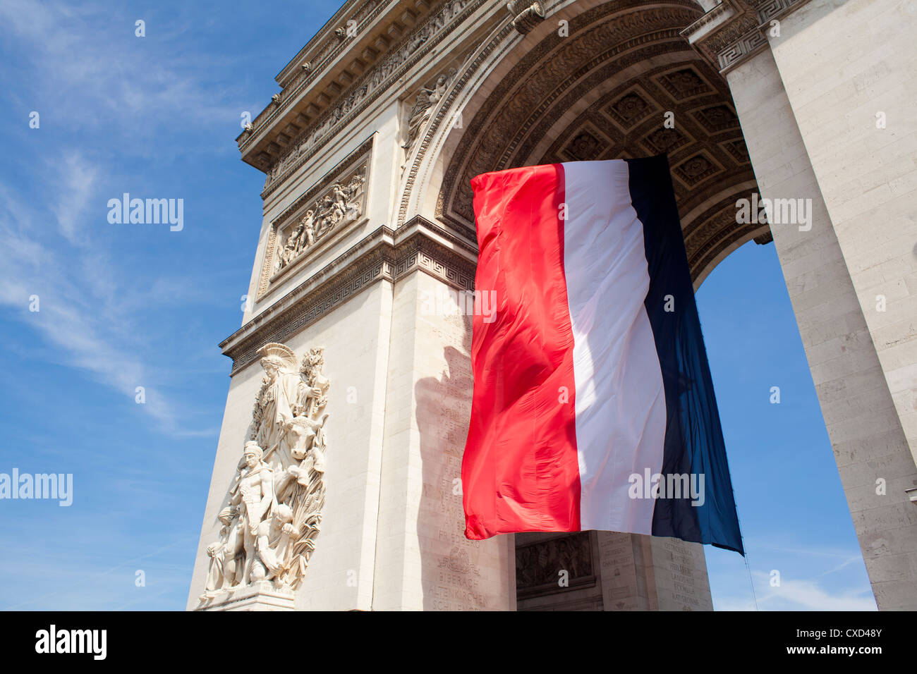 Bandiera francese sotto Arc de Triomphe costruito da Napoleone, Parigi, Francia, Europa Foto Stock