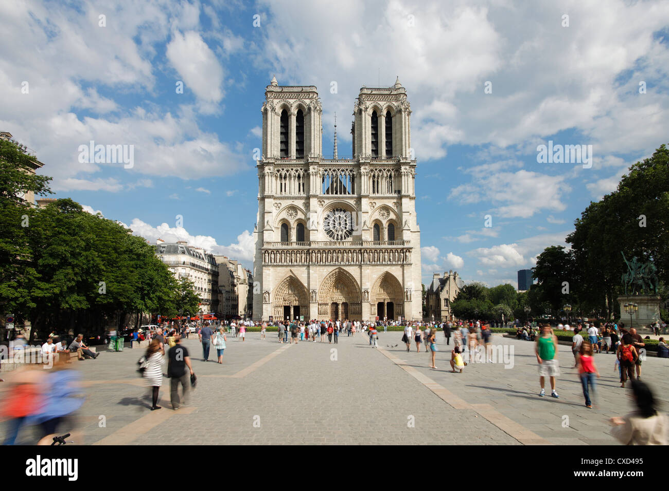 I turisti al di fuori la cattedrale di Notre Dame, Paris, Francia, Europa Foto Stock