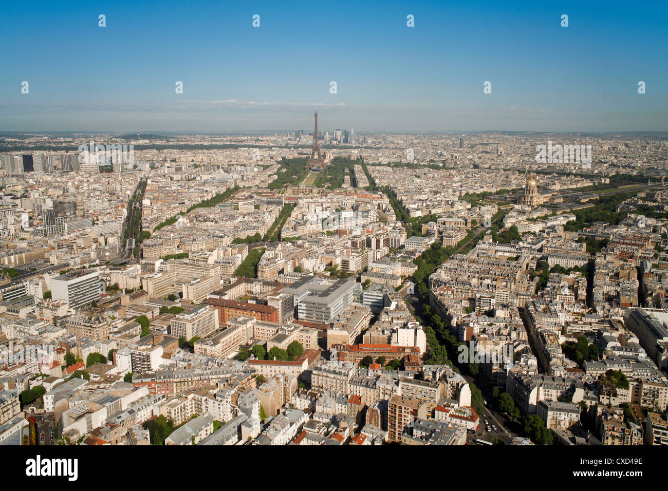Vista della città con la Torre Eiffel a distanza dalla Tour Montparnasse, Parigi, Francia, Europa Foto Stock