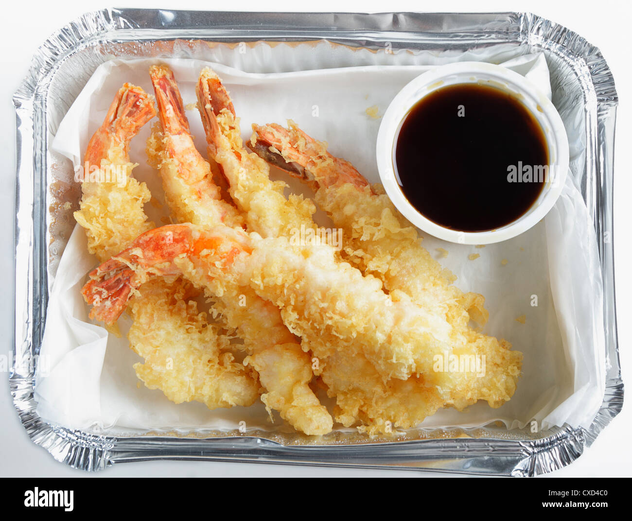 Un fast-food effettuare di tempura di gamberi, noto come tempura di gamberetti in noi, in un vassoio di alluminio con un una pentola di salsa di soia. Foto Stock