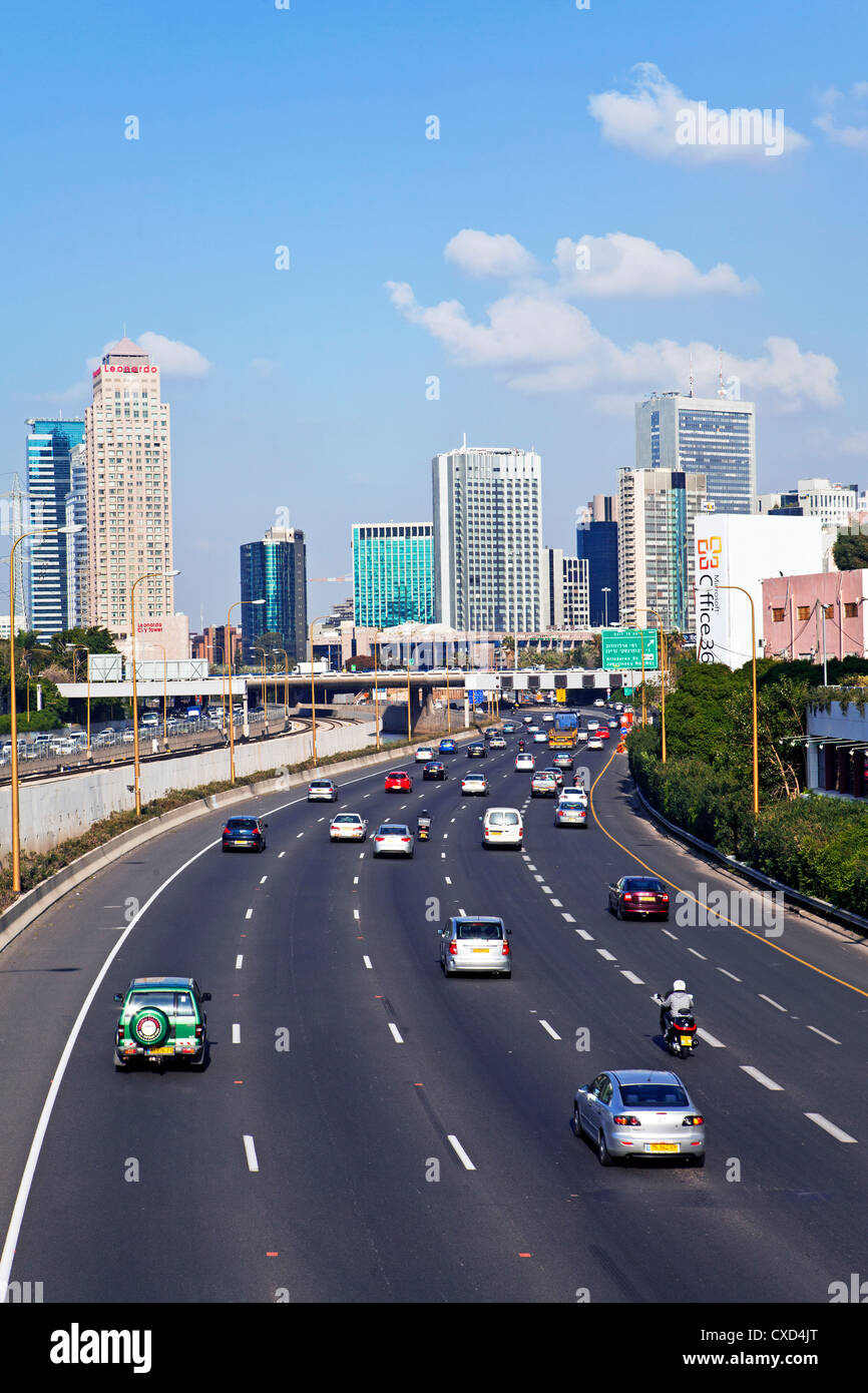 Moderno sistema di strada che conduce al centro commerciale, Tel Aviv, Israele, Medio Oriente Foto Stock