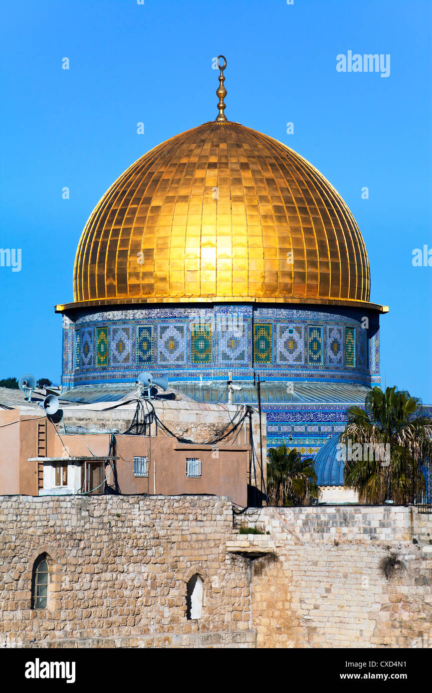 Cupola della roccia sopra il Muro Occidentale Plaza, Città Vecchia, sito Patrimonio Mondiale dell'UNESCO, Gerusalemme, Israele, Medio Oriente Foto Stock