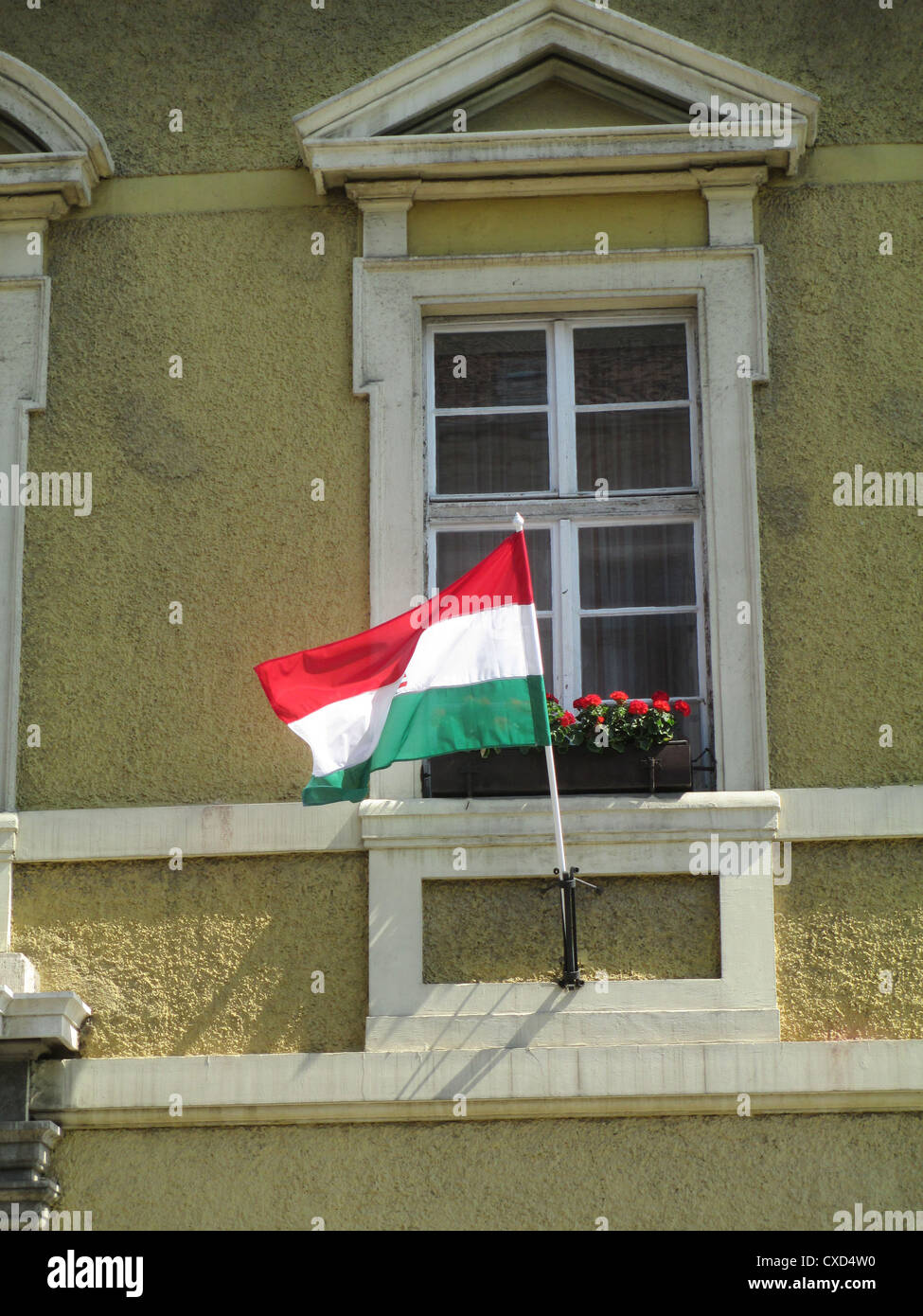 Ungheria - Budapest. Bandiera ungherese vola da una finestra sulla Collina del Castello. Foto Tony Gale Foto Stock
