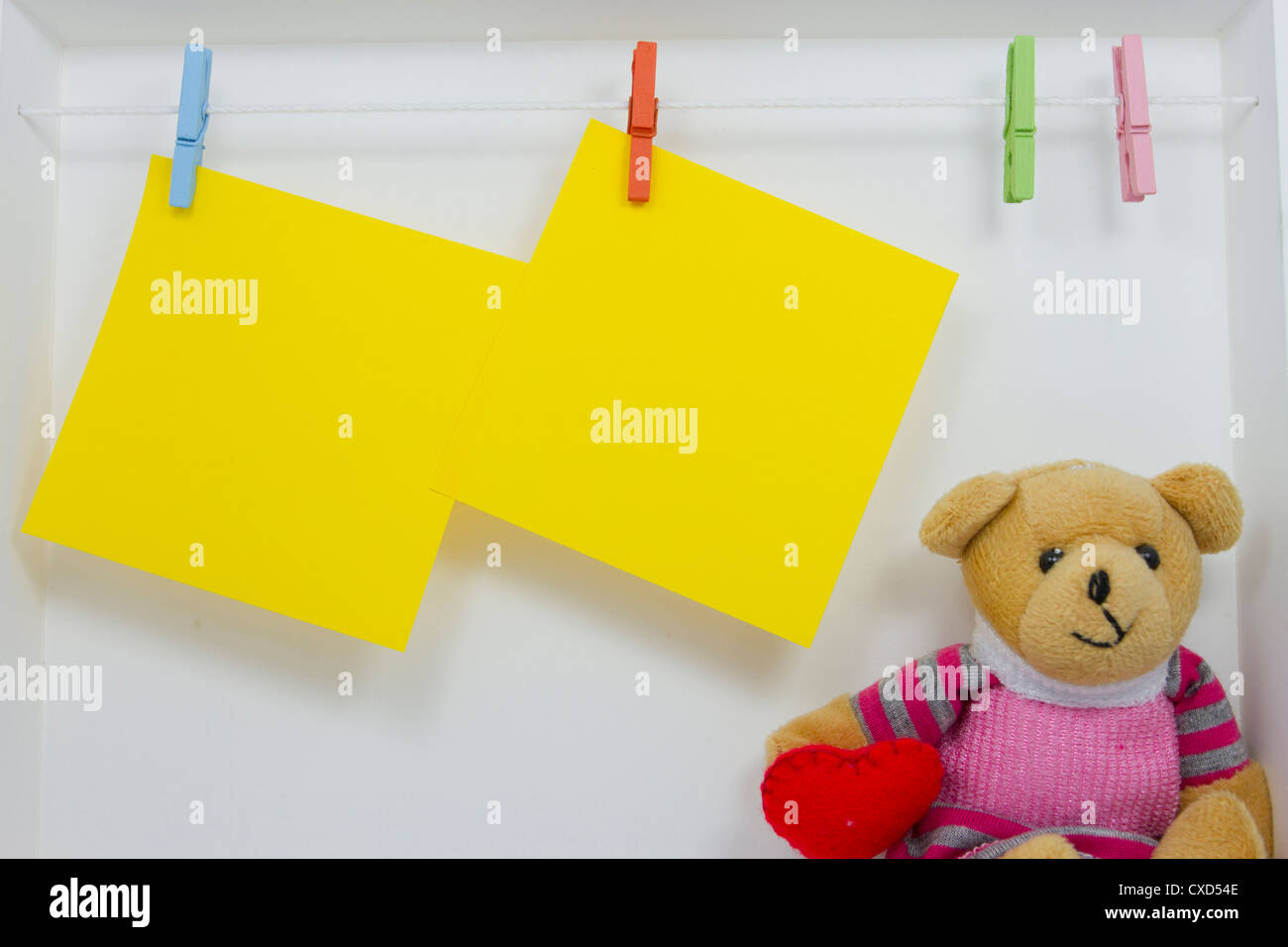 Clip e carta gialla bear Foto Stock