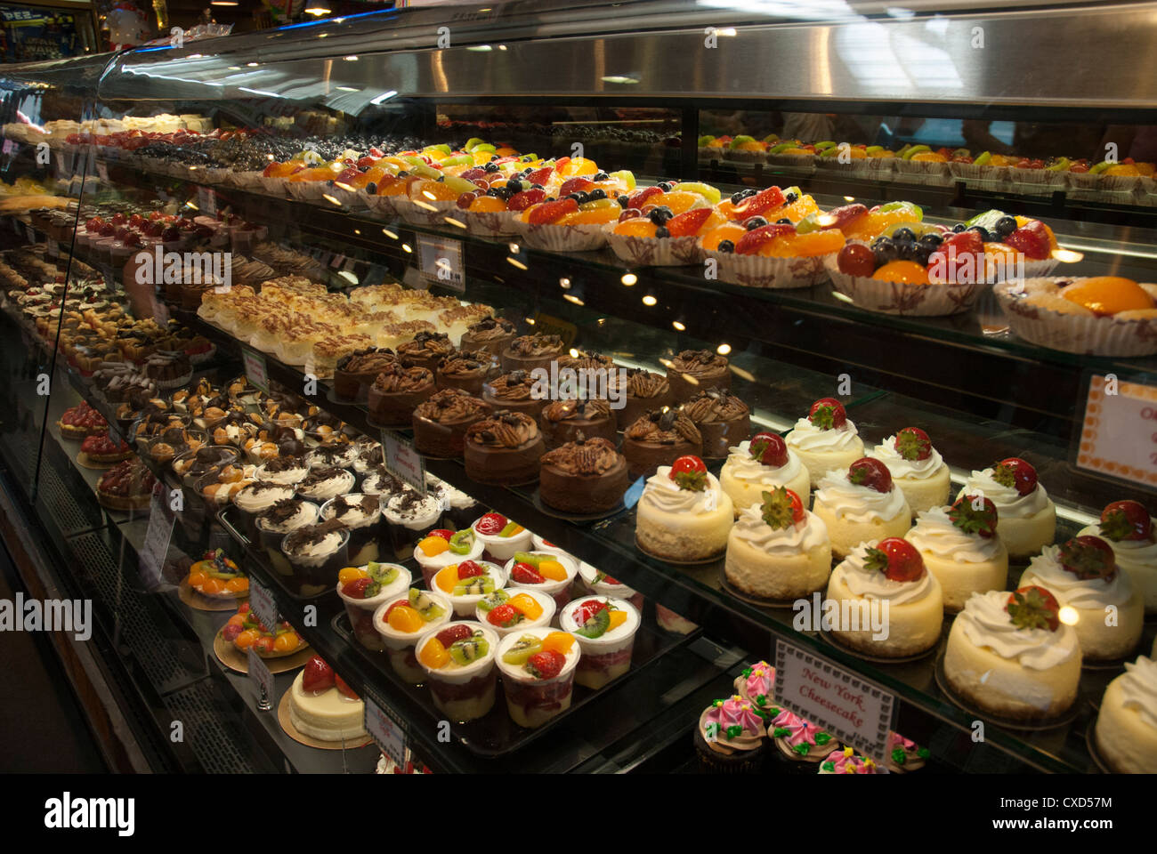 Un close-up di una selezione di dolci a Granville Island il Mercato Pubblico, Granville Island, Vancouver Foto Stock