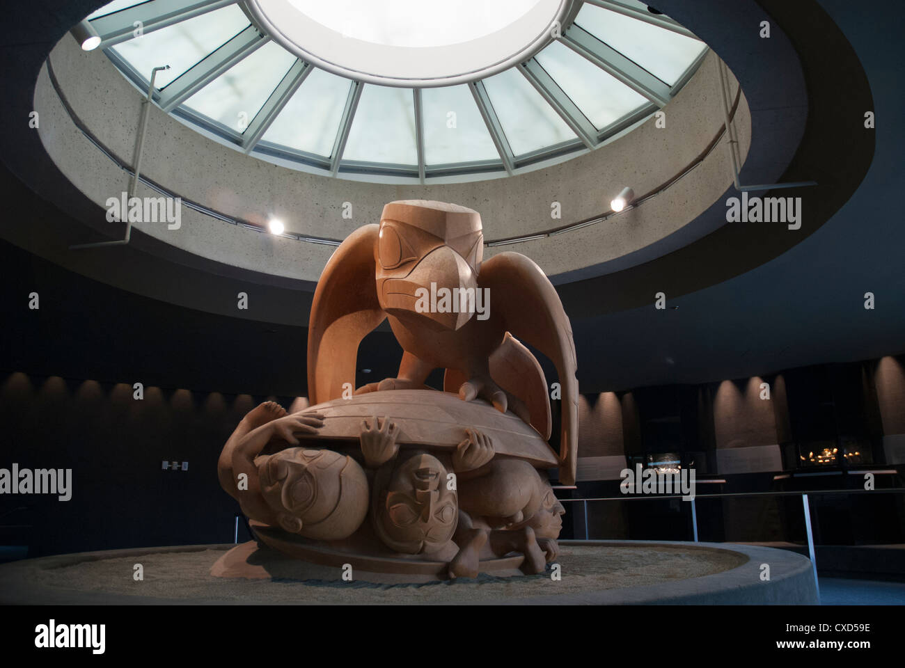 "Raven e i primi uomini" Scultura di Bill Reid nel Museo di Antropologia, University of British Columbia in Vancouver Foto Stock