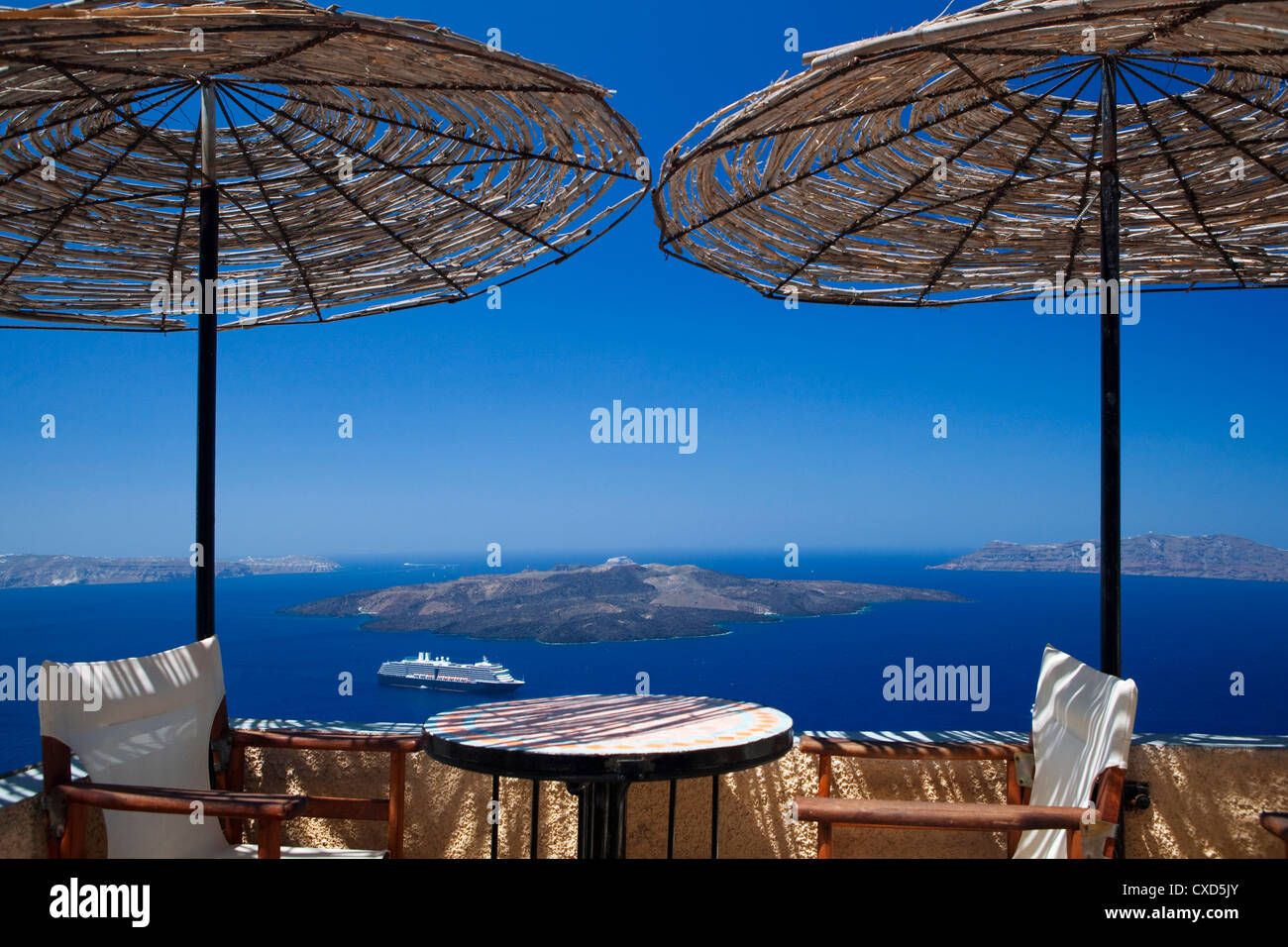 Terrazza con vista sulla caldera, SANTORINI, CICLADI, isole greche, Grecia, Europa Foto Stock