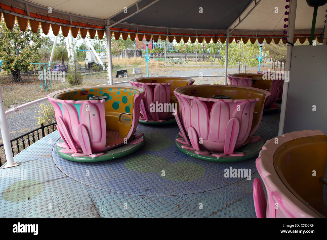 Si tratta di una foto di un rettangolo di selezione in un abbandonato parco divertimento da qualche parte in Thailandia, in Asia. Siamo in grado di vedere il vecchio Dirty sedi o sit Foto Stock