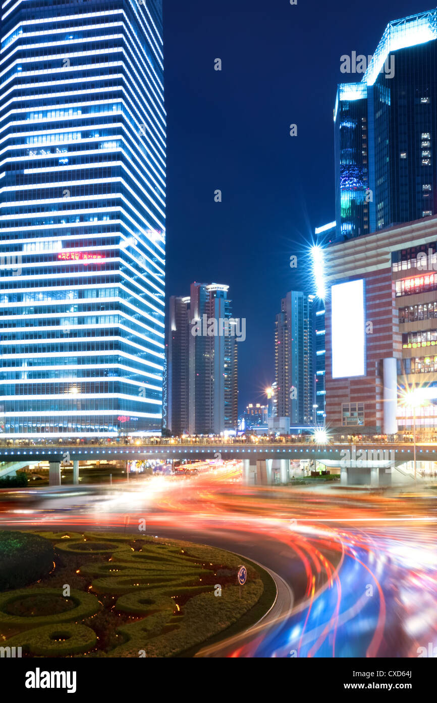 Strada di Shanghai di notte Foto Stock