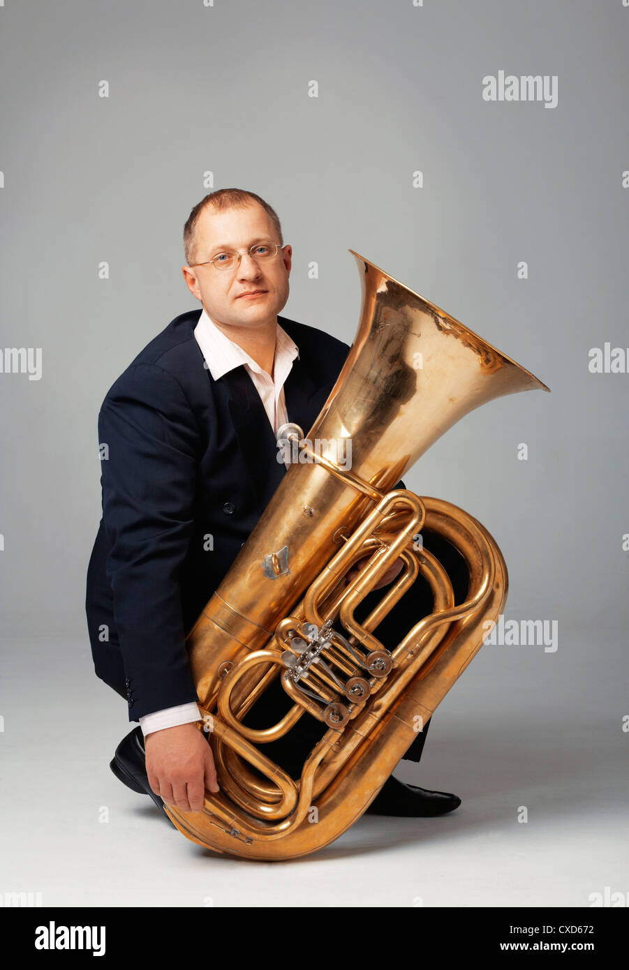 Ritratto di un giovane tubaist con il suo strumento Foto Stock