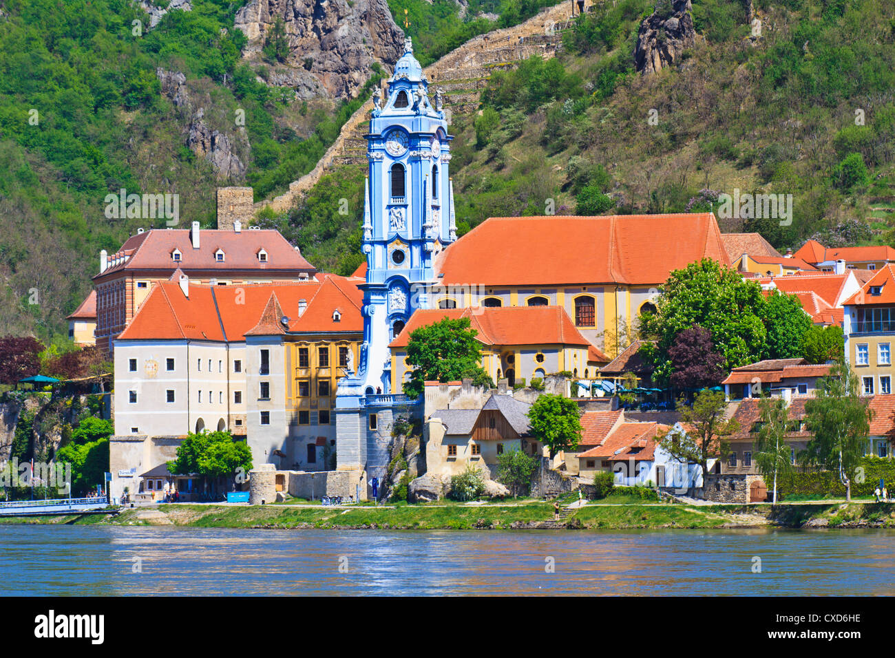 Chiesa Duernstein e città, valle di Wachau, Austria Foto Stock