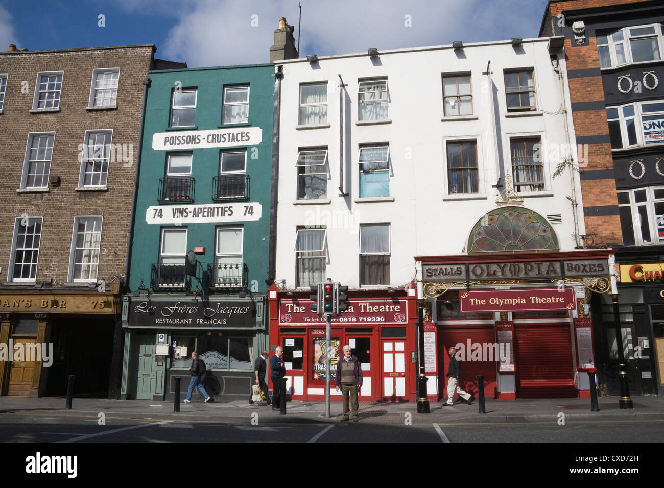 La città di Dublino Eire Olympia Theatre fiancheggiata da un lato dal ristorante Francese altri takeaway cinese Foto Stock