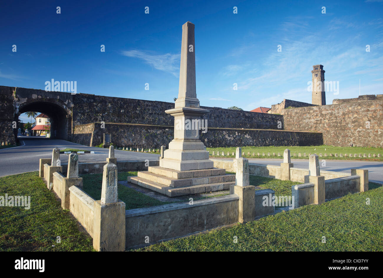 Memoriale di guerra al di fuori delle mura del Forte di Galle, Provincia Meridionale, Sri Lanka, Asia Foto Stock