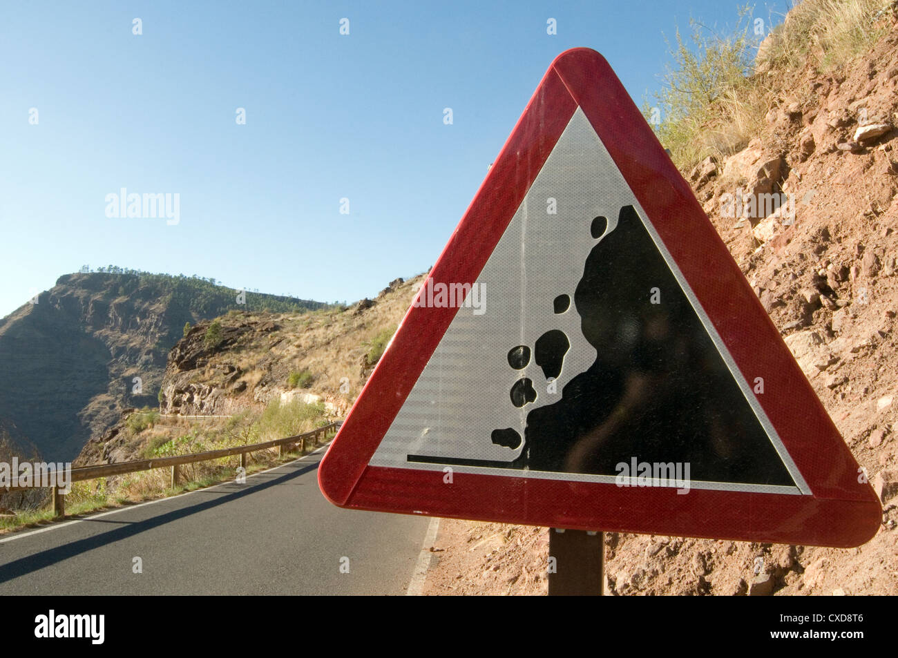 Le rocce che cadono rock road sign cartello stradale Cartelli segni rolling  stones erosione di pericolo Foto stock - Alamy