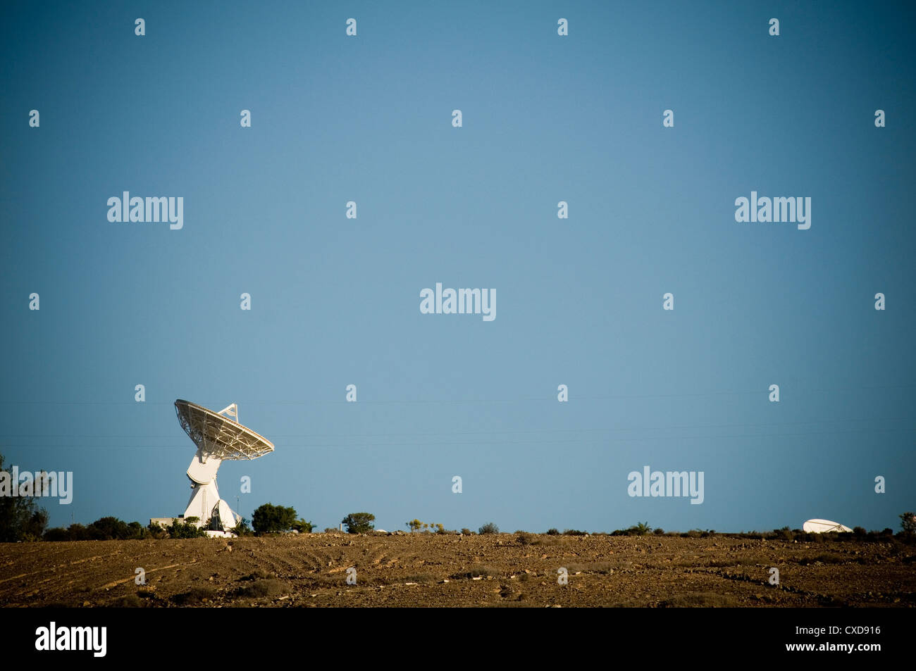 La localizzazione via satellite dish comunicazione telecomunicazioni telecomunicazioni communications down link downlink Orbita geostazionaria Foto Stock