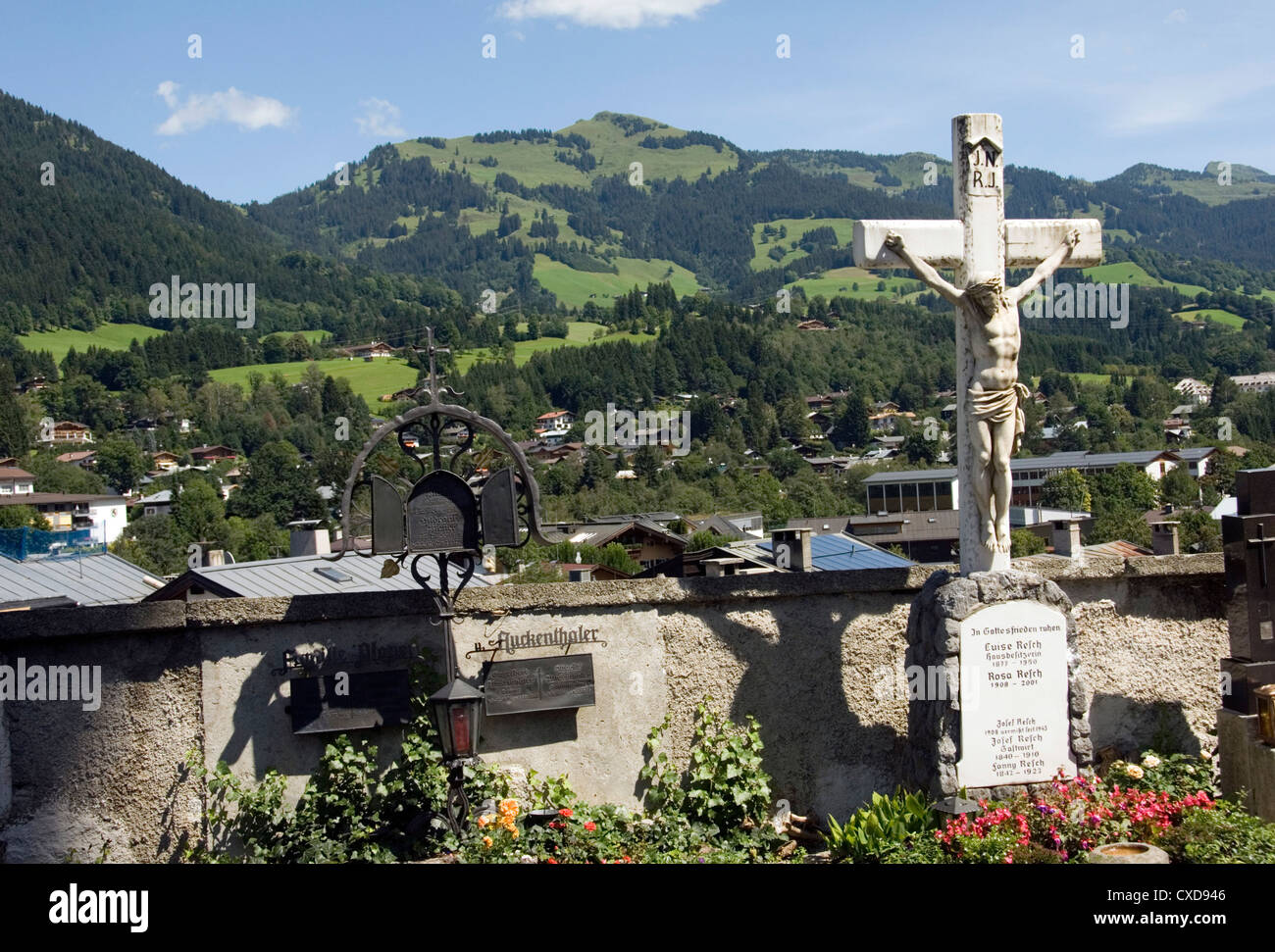 AUSTRIA; TIROL; Kitzbuhel. Il KITZBUHEL ALPI DA ST. ANDREAS sagrato della Chiesa con Cristo sulla croce IN F.G. Foto Stock