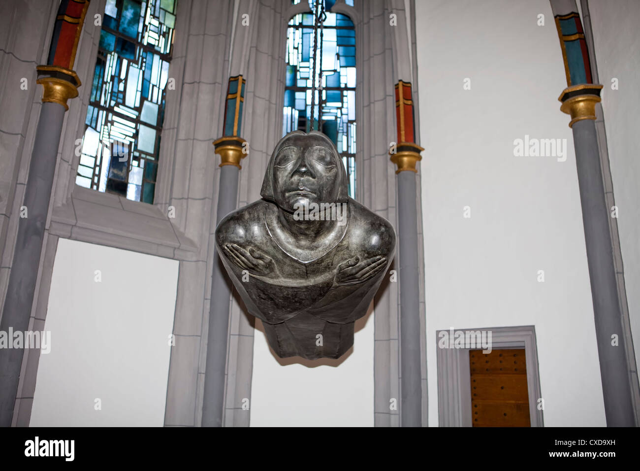 In bilico angel, scultura con le caratteristiche facciali di Kaethe Kollwitz, da Ernst Barlach, Antoniterkirche chiesa, Germania Foto Stock