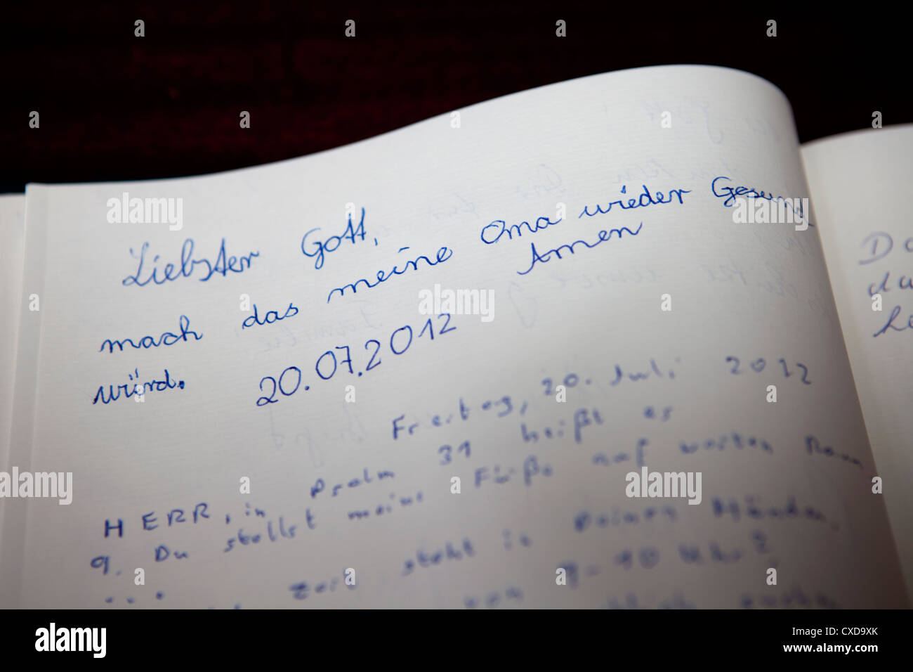 Caro Dio, si prega di fare la mia nonna nuovamente sano, i bambini della grafia in un libro di auguri o preghiere in una chiesa protestante Foto Stock