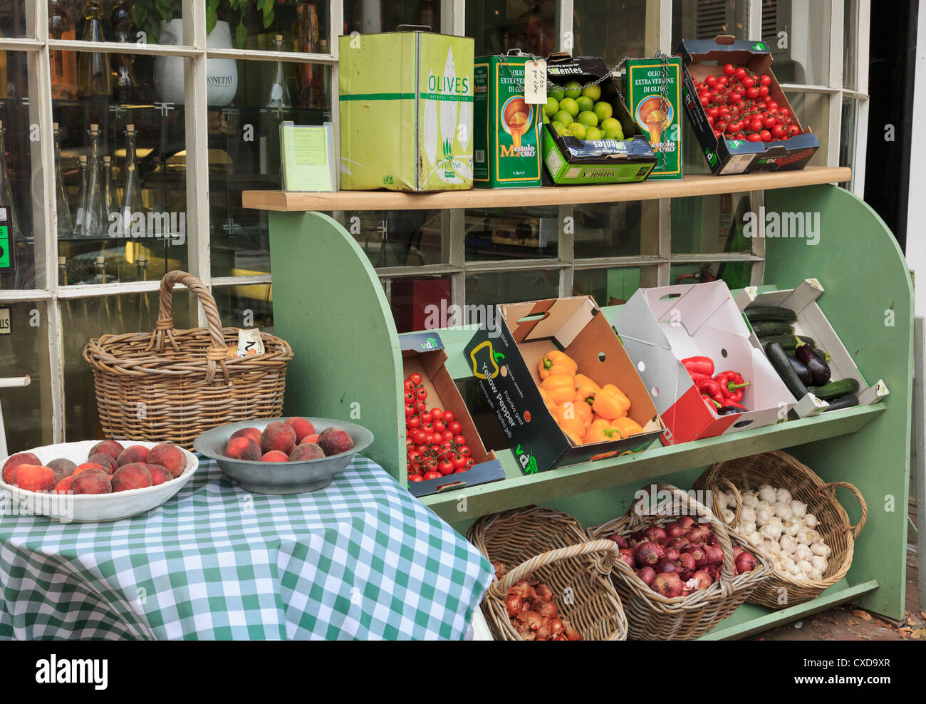 Frutta e verdura fresca sul display esterno Gastronomia ristorante e negozio di specialità gastronomiche a Tunbridge Wells, Kent, England, Regno Unito Foto Stock