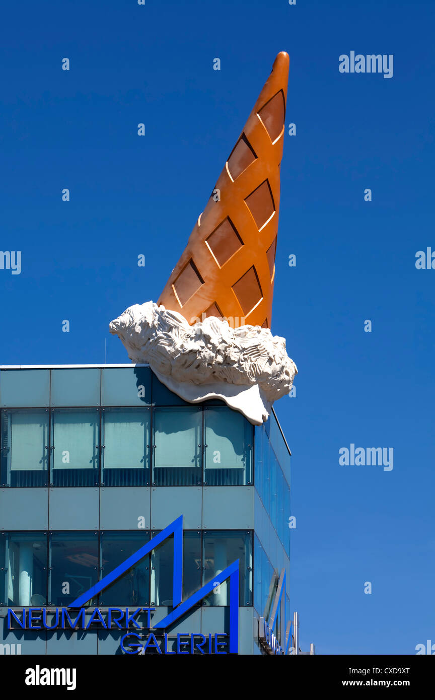Caduto il cono dal pop-art artista Claes Oldenburg, cono di ghiaccio scultura, tetto dell'Neumarkt Galerie, Colonia, Germania, Europa Foto Stock