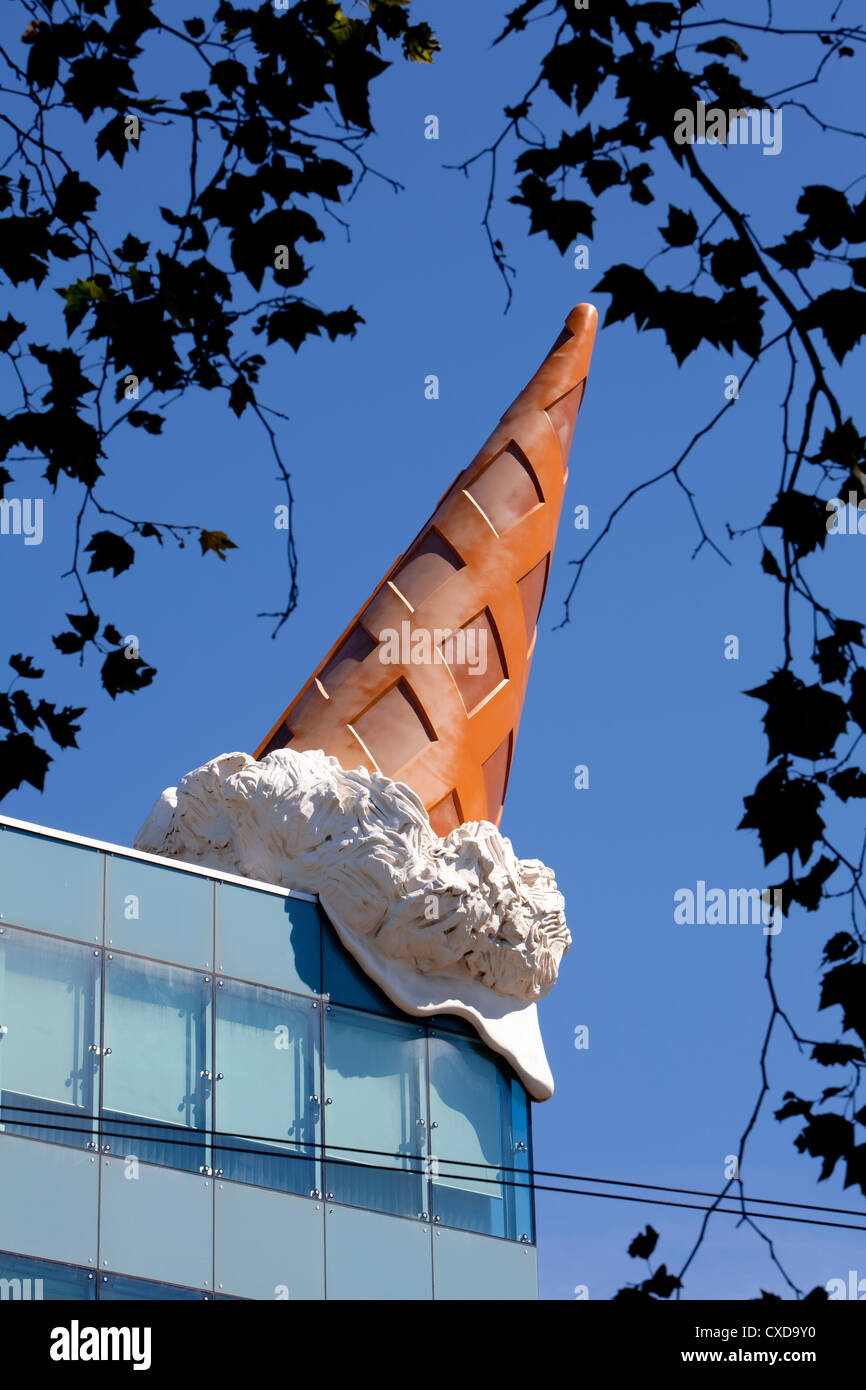 Caduto il cono dal pop-art artista Claes Oldenburg, cono di ghiaccio scultura, tetto dell'Neumarkt Galerie, Colonia, Germania, Europa Foto Stock