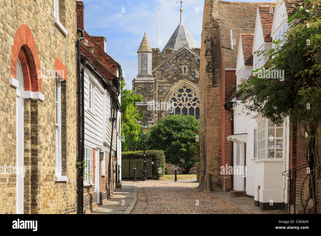 Vista lungo la stretta viuzza acciottolata a Santa Maria la chiesa parrocchiale nella storica cittadina di segale, East Sussex, Inghilterra, Regno Unito, Gran Bretagna Foto Stock